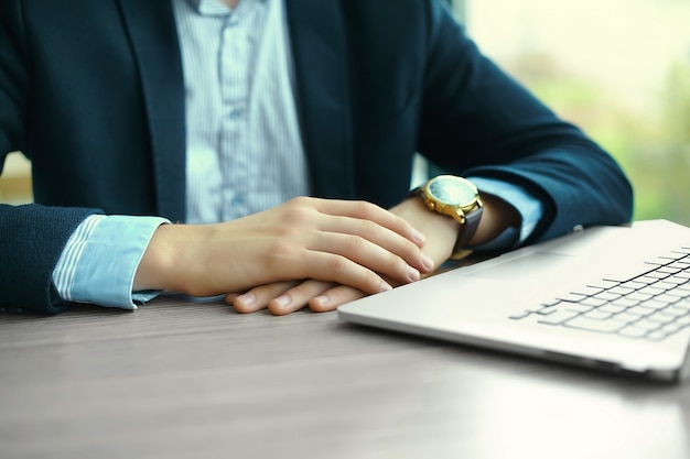 Jeune Homme Travaillant Avec Un Ordinateur Portable, Les Mains De L'homme Sur Un Ordinateur Portable, Homme D'affaires Au Lieu De Travail