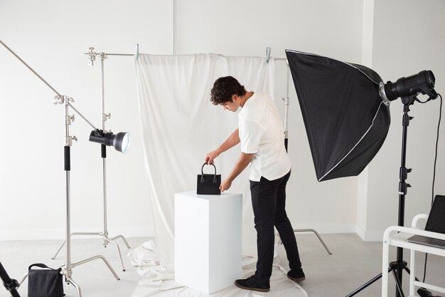 Un jeune homme travaille dans son studio de photographie.