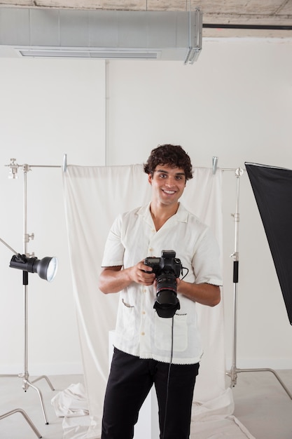 Un jeune homme travaille dans son studio de photographie.