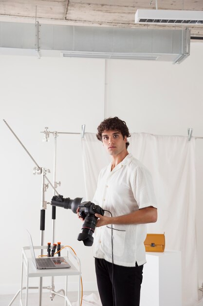 Un jeune homme travaille dans son studio de photographie.