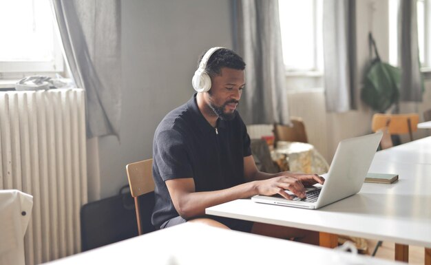 jeune homme travaille sur pc à l'école