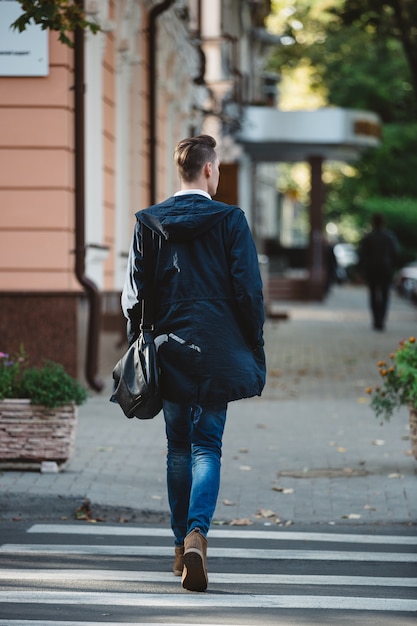 Jeune homme traverser la rue