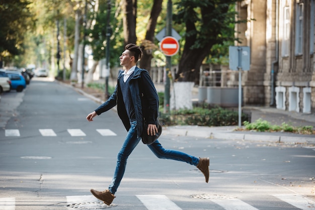 Photo gratuite jeune homme traverser la rue