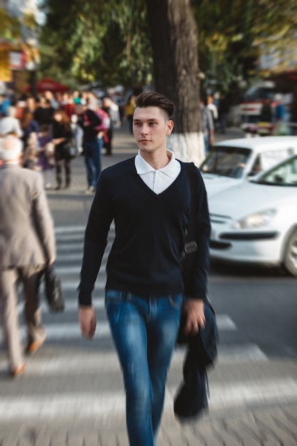 Jeune homme traverser la rue