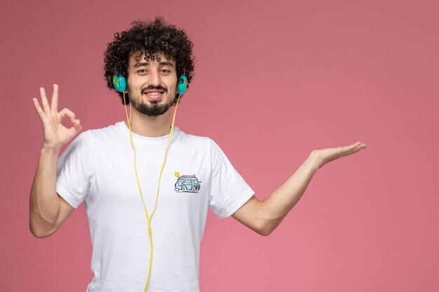 jeune homme va bien avec un t-shirt blanc