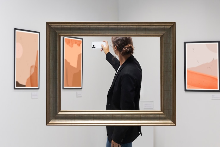 Photo gratuit un jeune homme va à la galerie d'art.