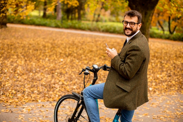 Jeune Homme Avec Vélo électrique Dans Le Parc En Automne Photo Premium