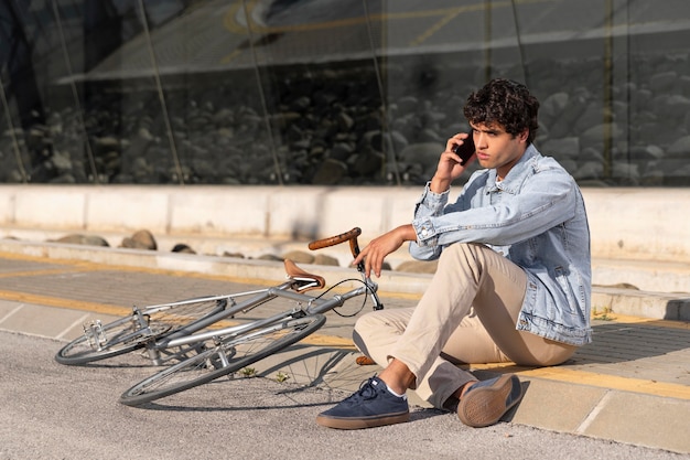 Jeune homme avec un vélo à l'extérieur