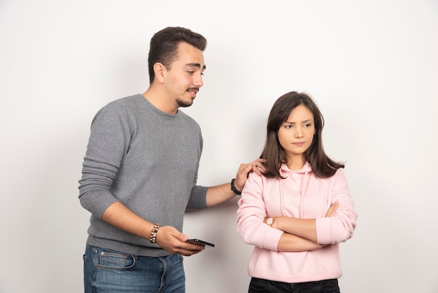 Le jeune homme veut parler avec sa petite amie folle.