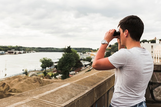 Jeune homme voyageant autour du monde