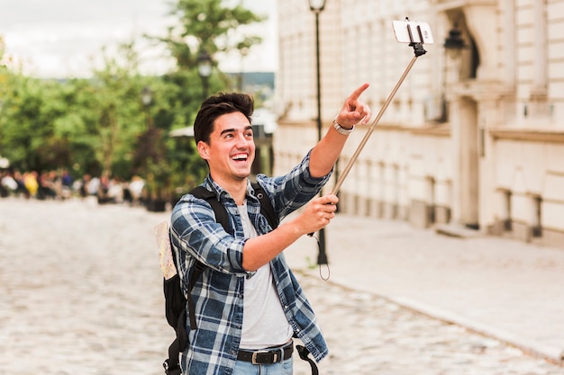 Photo gratuite jeune homme voyageant autour du monde