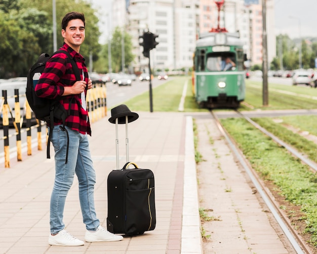 Jeune homme voyageant autour du monde