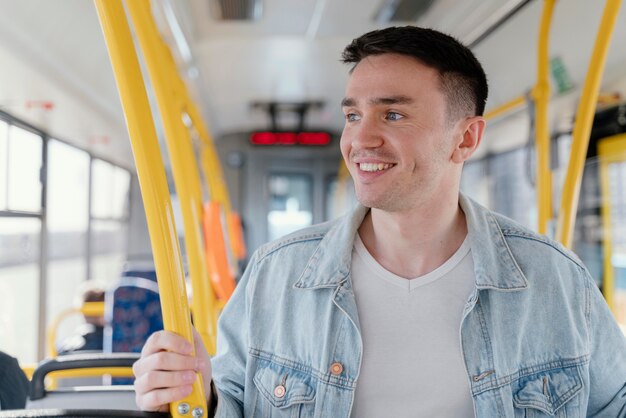 Jeune homme voyageant en bus de la ville