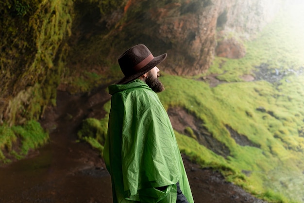 Jeune homme voyageant à la campagne