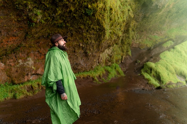 Jeune homme voyageant à la campagne