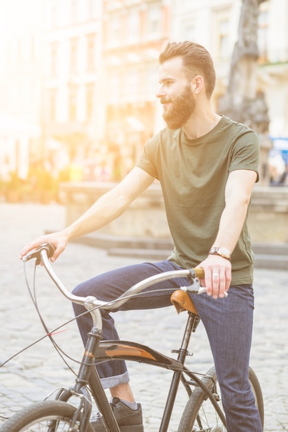 Jeune homme, voyager, vélo