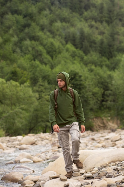 Jeune homme voyageur profitant d'un environnement rural