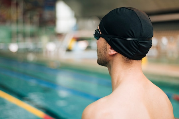 Jeune Homme Vue De Côté à La Piscine