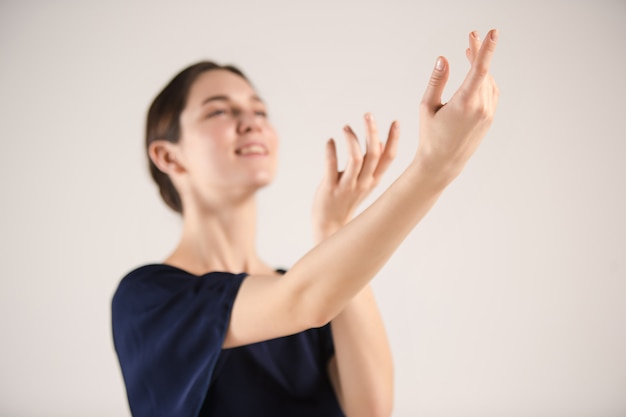 Jeune Et Incroyablement Belle Ballerine Danse Au Studio