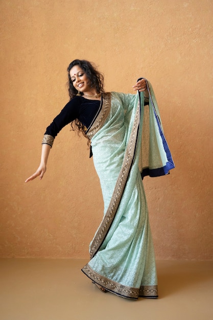 jeune, indien, femme, porter, sari