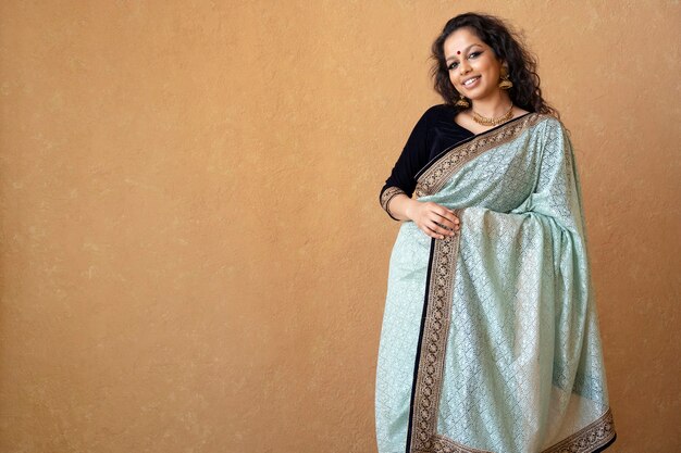 jeune, indien, femme, porter, sari