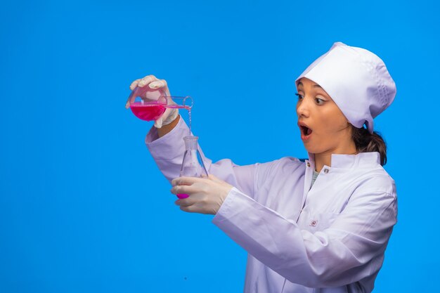 Jeune infirmière fait des tests de laboratoire