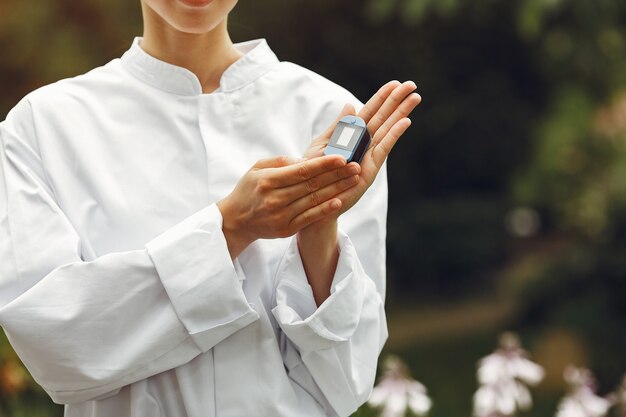 Jeune infirmière en plein air. Une femme docteur. Médecin avec manomètre.