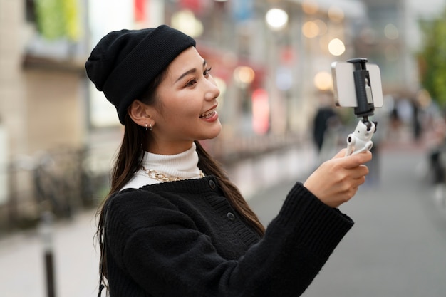 Jeune influenceur japonais enregistrant un vlog