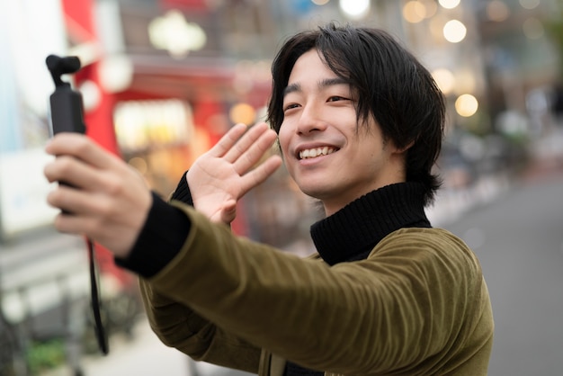 Jeune influenceur japonais enregistrant un vlog