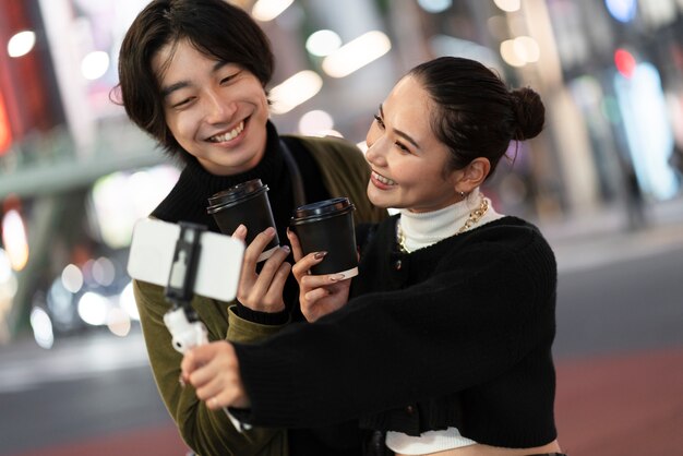 Jeune influenceur japonais enregistrant un vlog