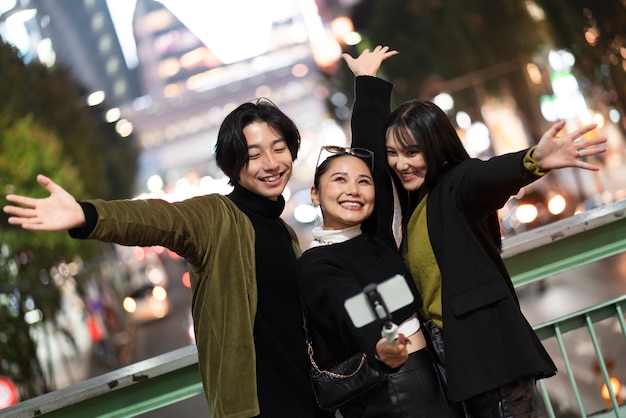 Photo gratuite jeune influenceur japonais enregistrant un vlog