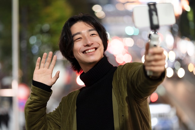 Jeune influenceur japonais enregistrant un vlog