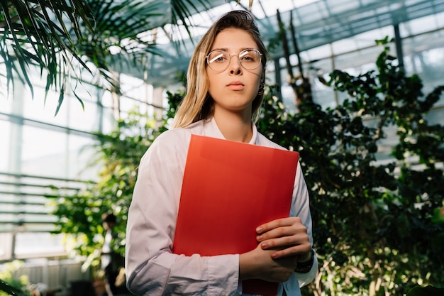 Jeune ingénieur agronome travaillant en serre