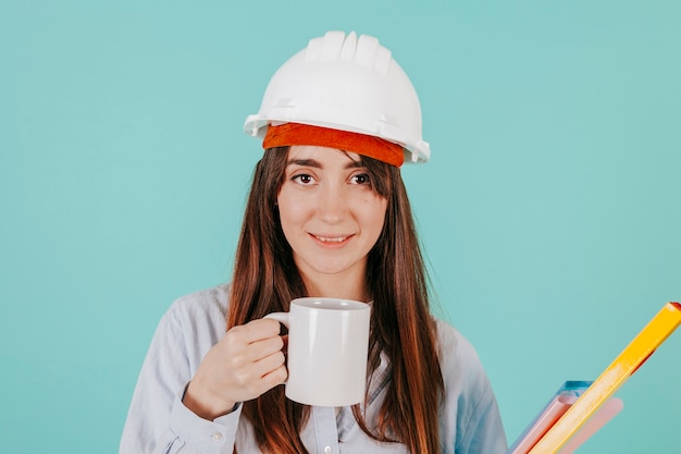 Jeune ingénieur avec une belle boisson chaude