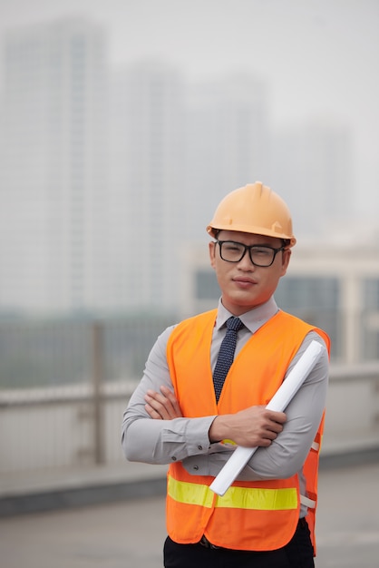 Jeune ingénieur en construction