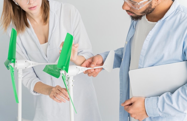 Photo gratuite jeune ingénieur travaillant sur les innovations énergétiques