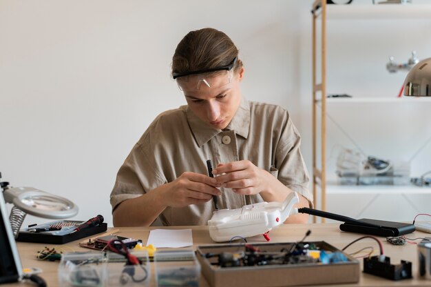 Jeune inventeur féminin dans son atelier