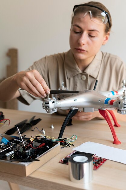 Jeune inventeur féminin dans son atelier