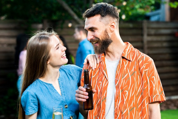 Jeune et jolie amis avec des boissons se regardant