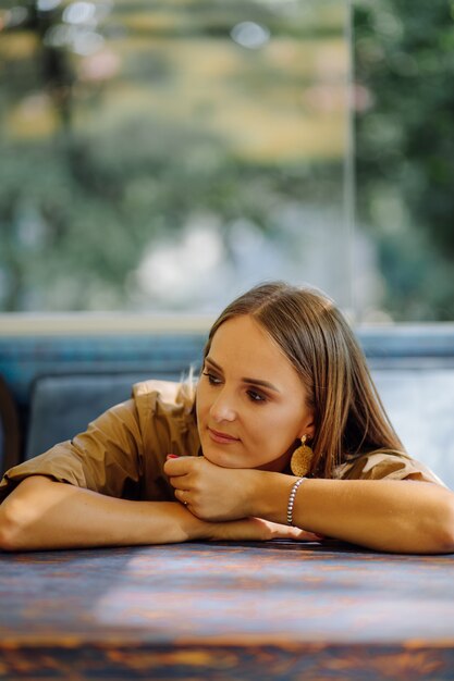 Jeune jolie femme au café