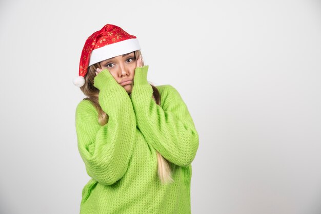 Jeune jolie femme au chapeau rouge du père Noël.