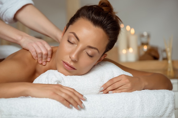 Photo gratuit jeune jolie femme ayant massage relaxant dans le salon spa.