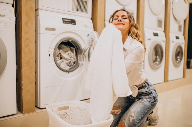 Jeune jolie femme dans une laverie