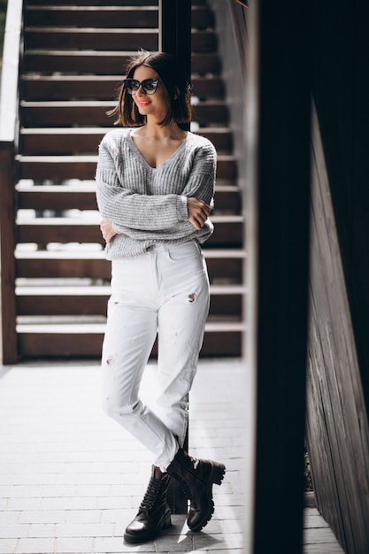 Jeune jolie femme en denim blanc à l'extérieur de la rue