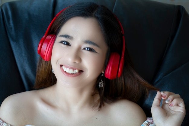 Jeune jolie femme écoute une chanson avec un casque