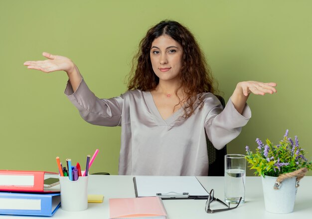 À la jeune jolie femme employée de bureau s'asseyant au bureau