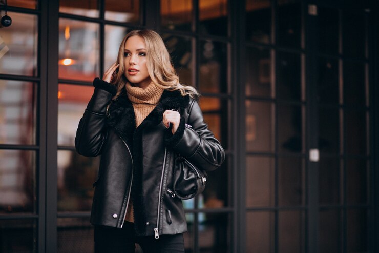 Photo gratuit jeune jolie femme habillée décontractée par le café