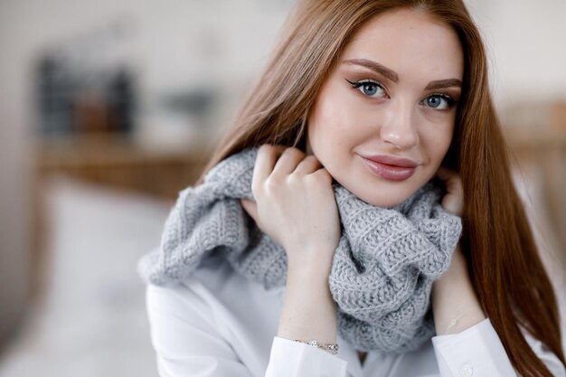 Jeune jolie femme à l'intérieur