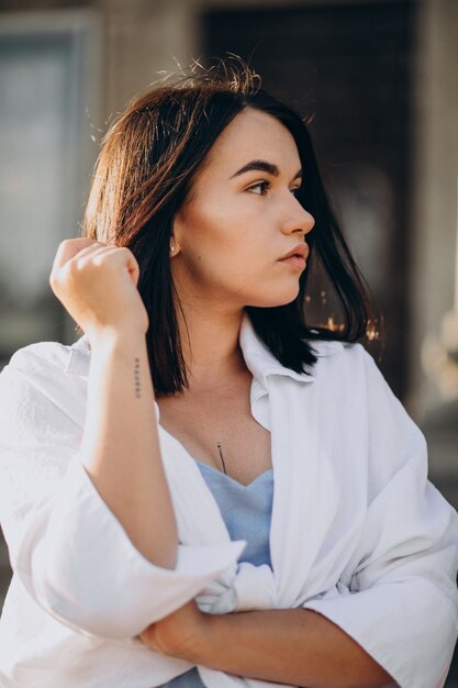 Jeune jolie femme par les escaliers