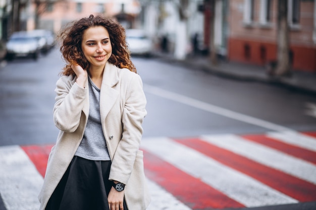 Jeune jolie femme sur un passage pour piétons